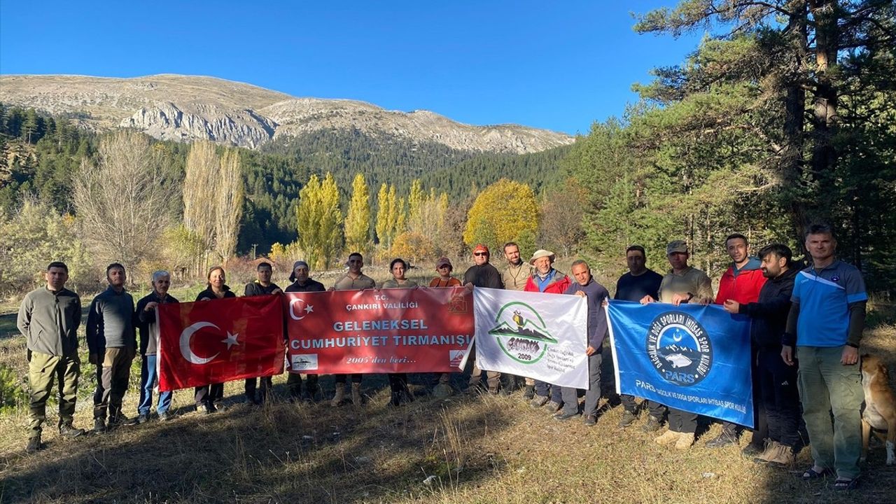Çankırı'da Dağcılar Ilgaz Zirvesinde Cumhuriyet'in 102. Yılını Kutladı