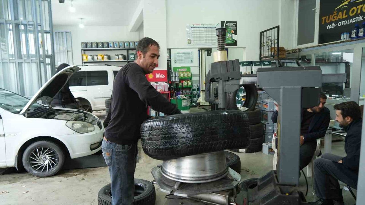 Çavuştepe'ye Kar Yağdı: Muş'ta Kış Lastiği Telaşı