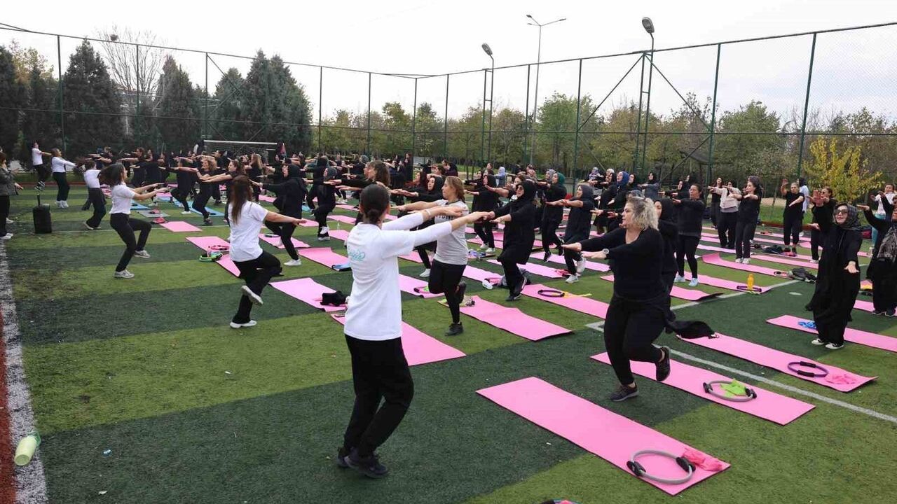 Çayırova’da Ev Hanımları 'Matını Al Gel' ile Zumba ve Pilates Yaptı