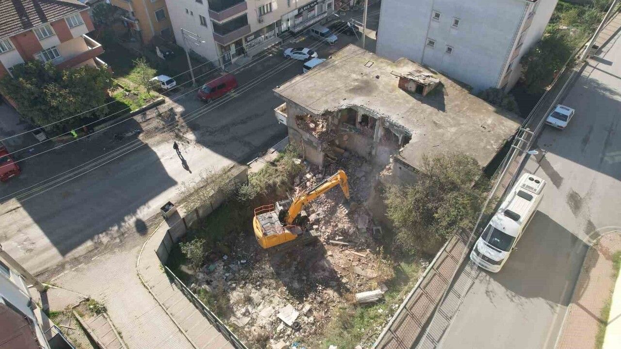 Çayırova'da metruk bina yıkıldı — Özgürlük Mahallesi'nde operasyon