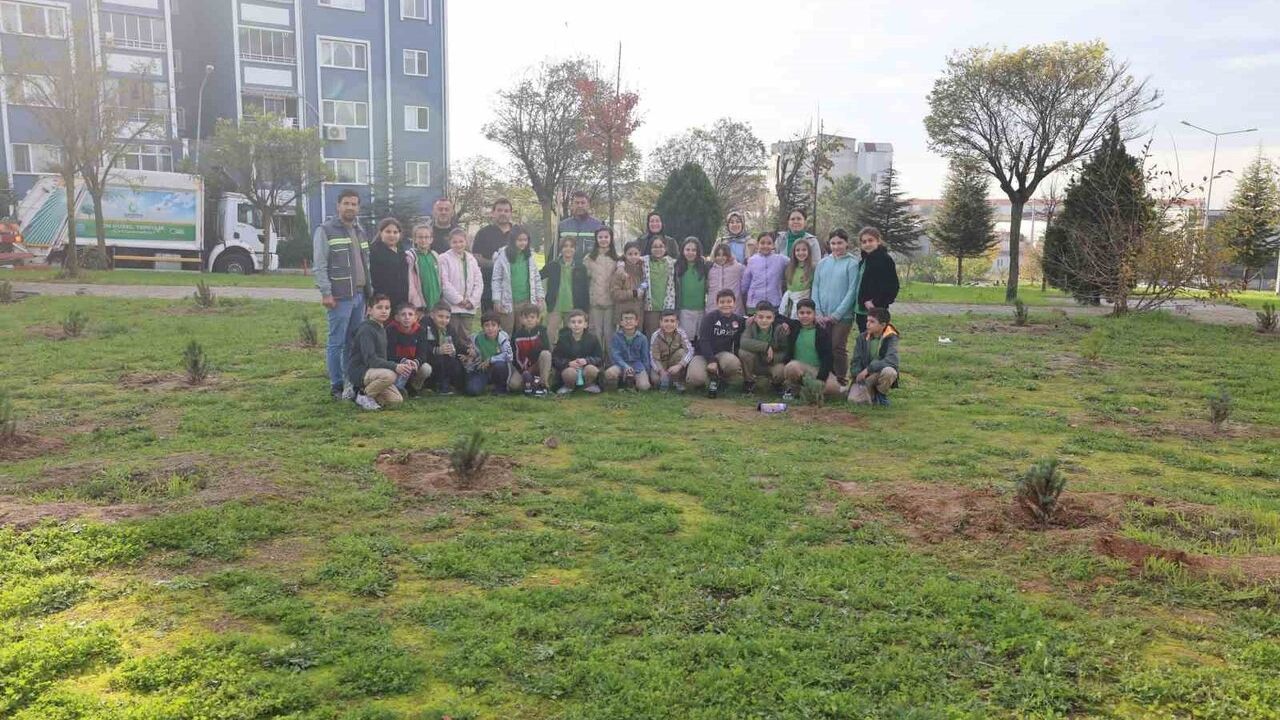 Çayırova'da Öğrenciler Fidan Dikti