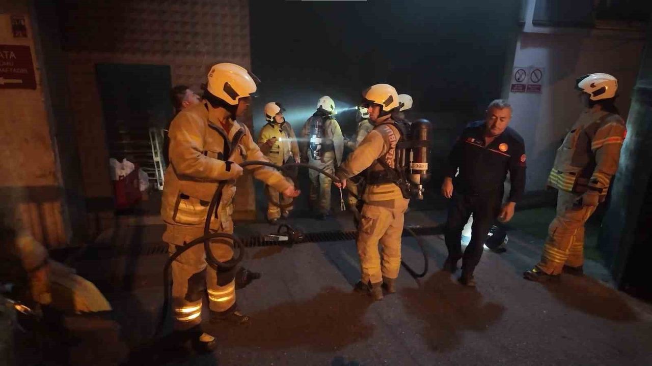 Çekmeköy'de Yanık Kokusu İhbarı: Metal Fabrikadaki Yangın Büyümeden Söndürüldü