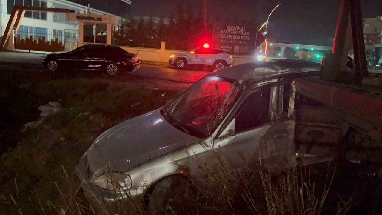 Çerkezköy'de Park Halindeki Tıra Çarpan Otomobil: 2 Kişi Yaralandı