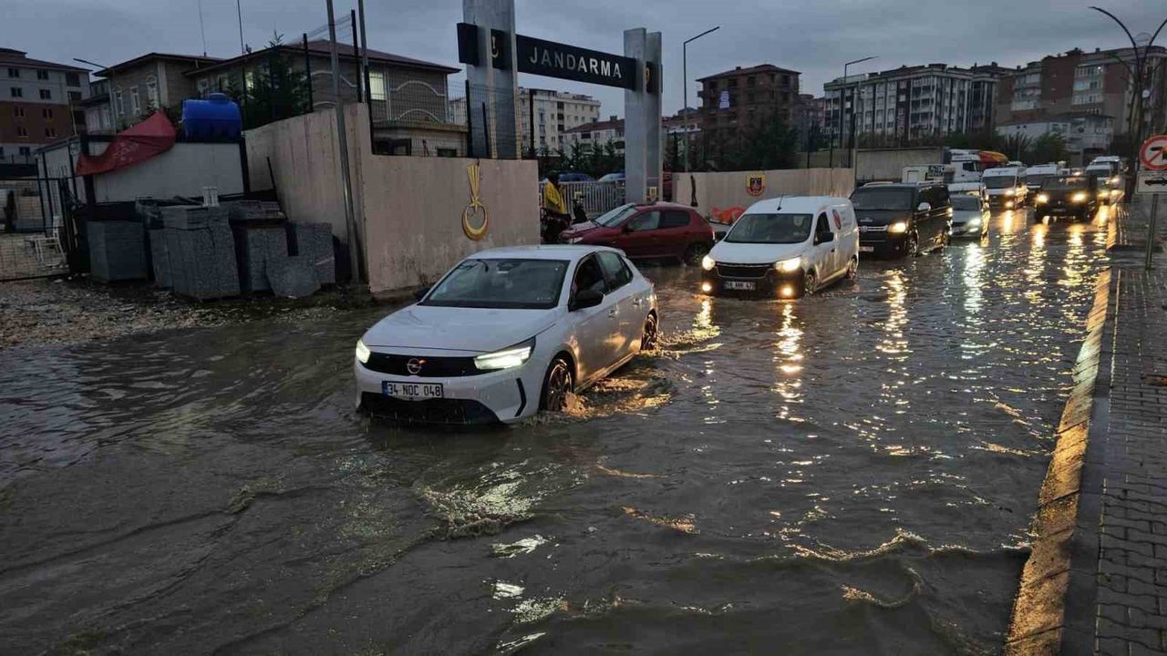 Çerkezköy'de Sağanak Yağış Hayatı Felç Etti: Caddeler Göle Döndü