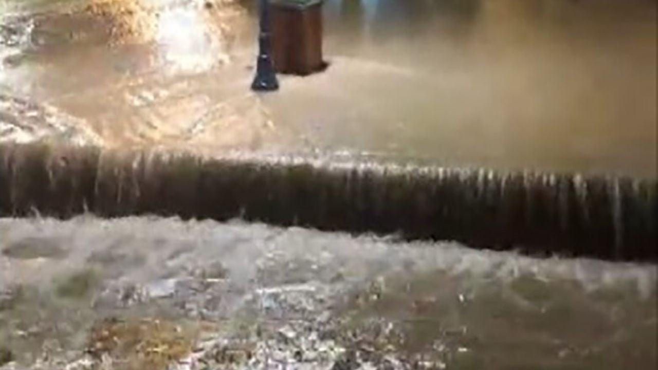 Çeşme'de Kuvvetli Sağanak: Cadde ve Sokaklar Göle Döndü