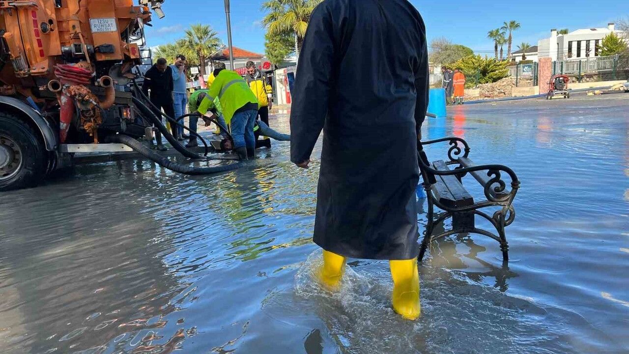 Çeşme'de Sağanak Sele Dönüştü: Deniz Seviyesi ve Tahliye Tıkanması