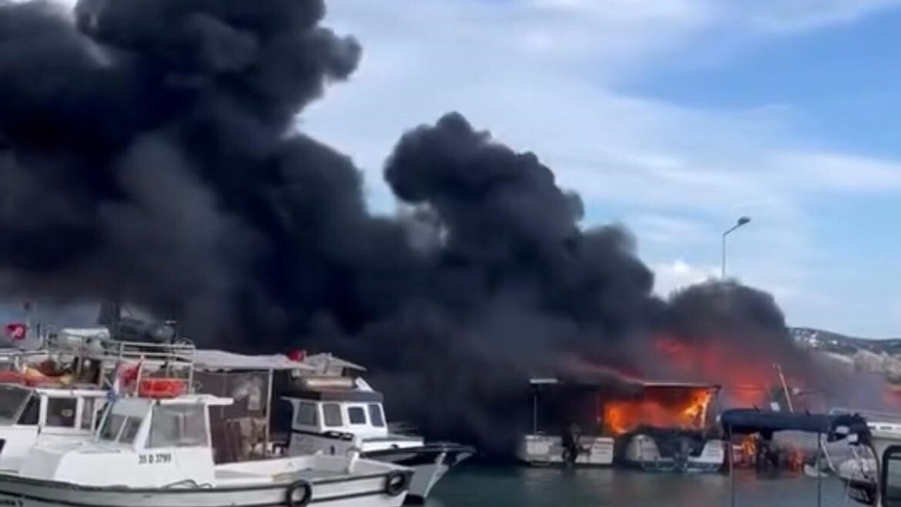 Çeşme'de Tekne Yangını: Ilıca Yıldızburnu Plajı'nda Alevler Hızla Yayıldı