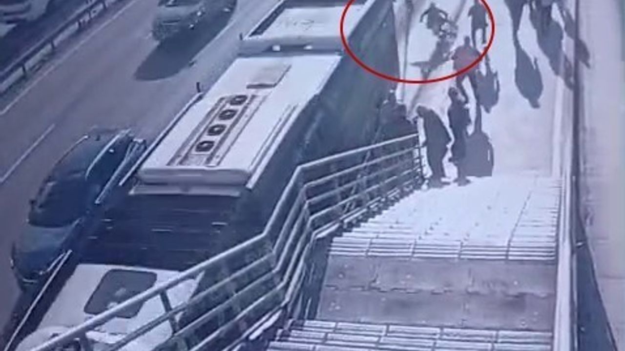 Cevizlibağ'da metrobüs engelli yolcuya çarptı: 57 yaşındaki Hüseyin C. hayatını kaybetti