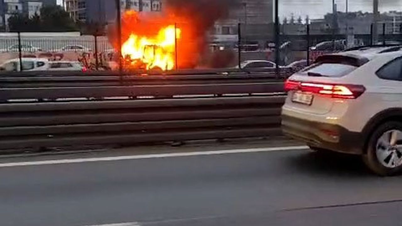 Cevizlibağ E5'te iş makinesi alev aldı — Trafikte yoğunluk