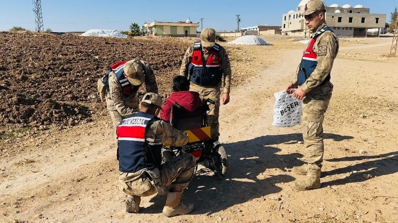 Ceylanpınar'da Jandarma Engelli Enes Akkuş'un Reflektör Talebini Karşıladı