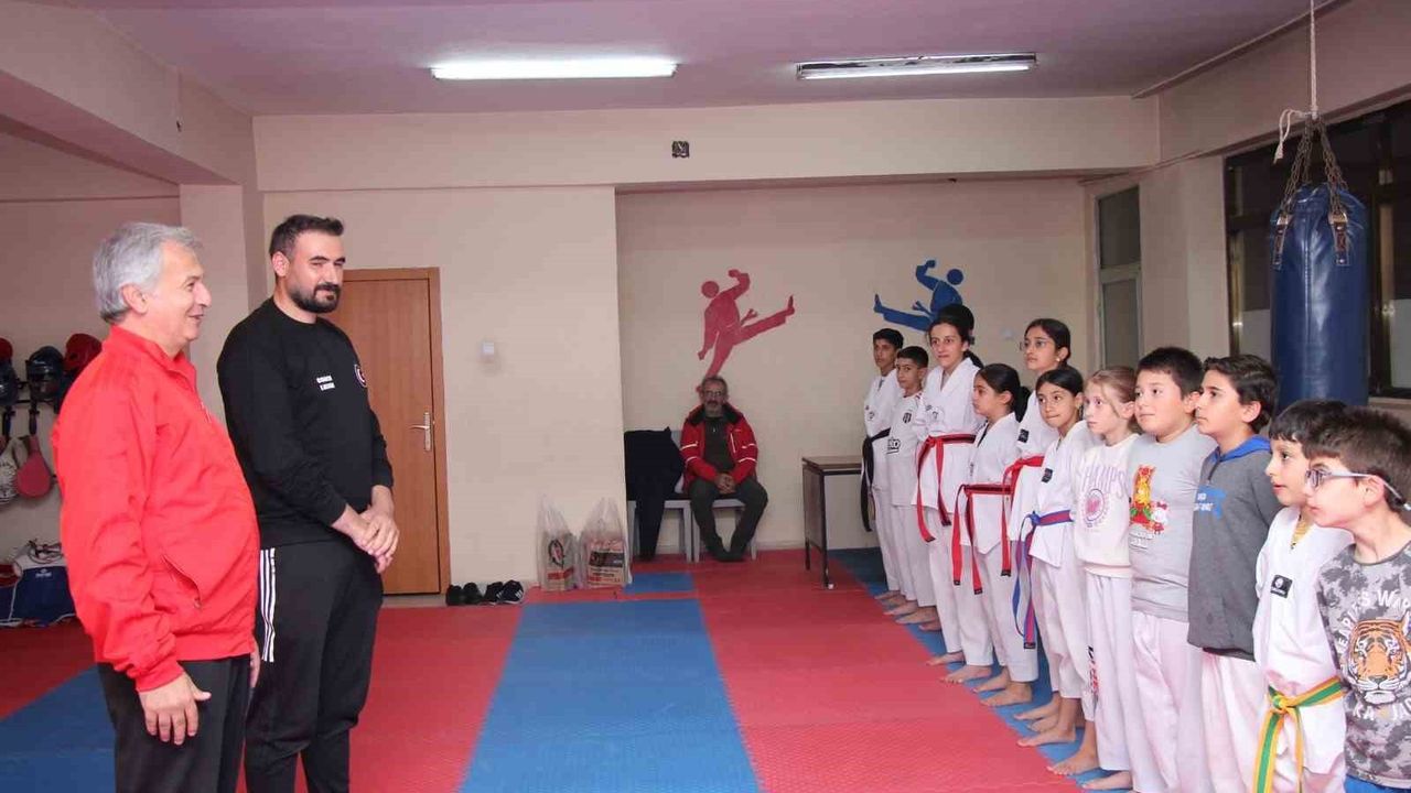 Çeyrek Asırlık Vefa: Milli Antrenör Ekrem Keskin Oltu'da İlk Hocasıyla Buluştu