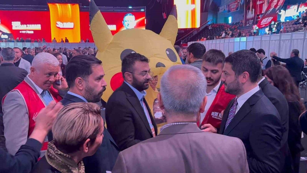 CHP Kurultayı'nda Pikachu Sürprizi