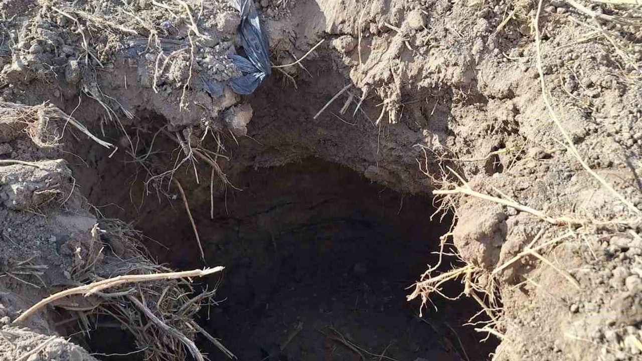 Çivril’de Tarlada Obruk Korkuttu — Balçıkhisar’da 2,5 x 4 m Çökme