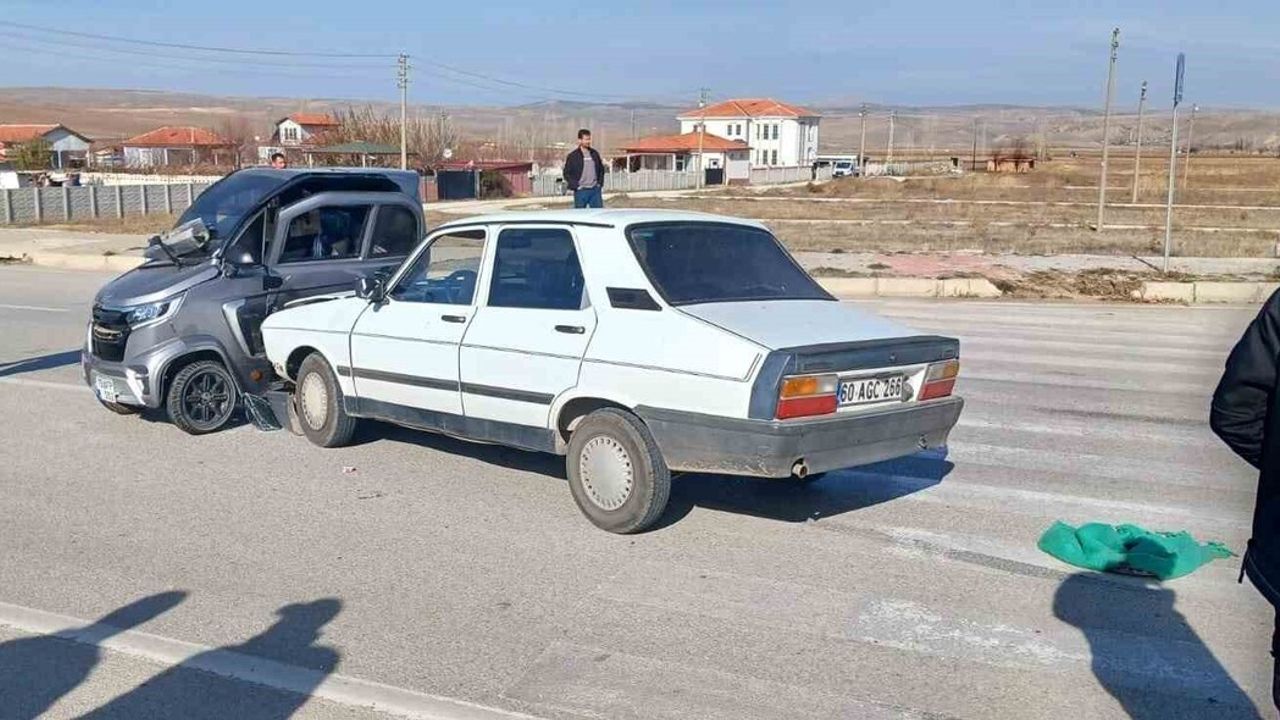 Çorum Alaca'da Elektrikli Araç ile Otomobil Çarpıştı: 3 Yaralı
