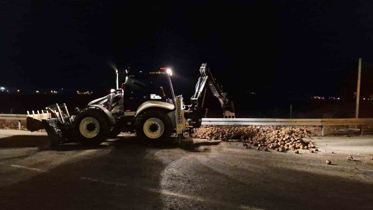 Çorum Alaca'da Şeker Pancarı Yüklü Tır ile Otomobil Çarpıştı: 3 Yaralı