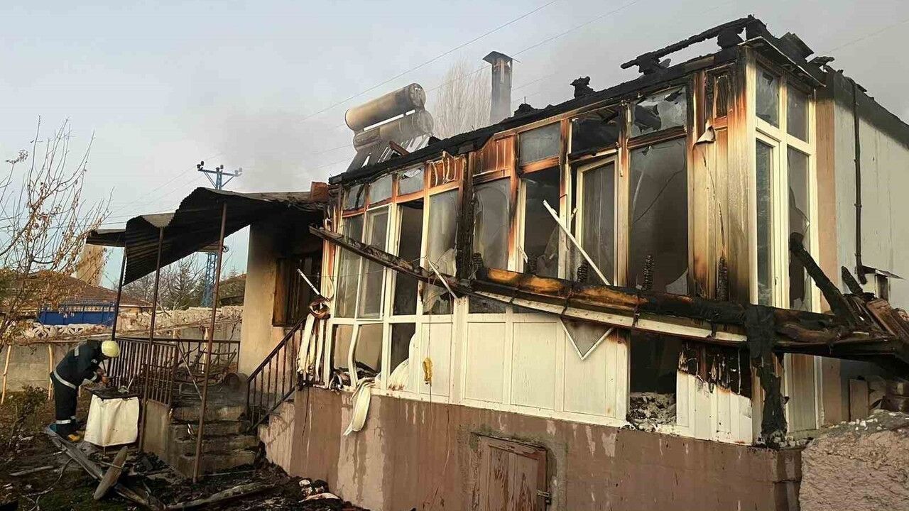 Çorum Alaca'da Yangın: Ahşap Ev Kullanılamaz Hale Geldi, 1 Yaralı