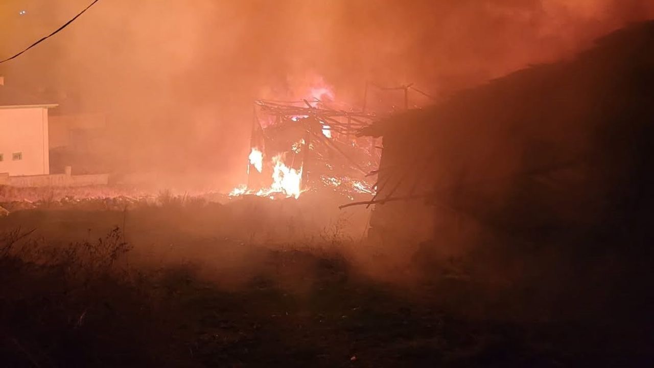 Çorum Bayat'ta Yangın: Ev, Samanlık ve Balyalar Kül Oldu