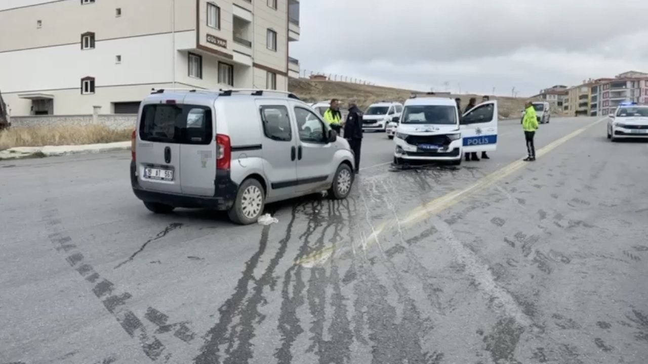 Çorum'da Ekip Aracı ile Hafif Ticari Araç Çarpıştı: 1 Polis Yaralı