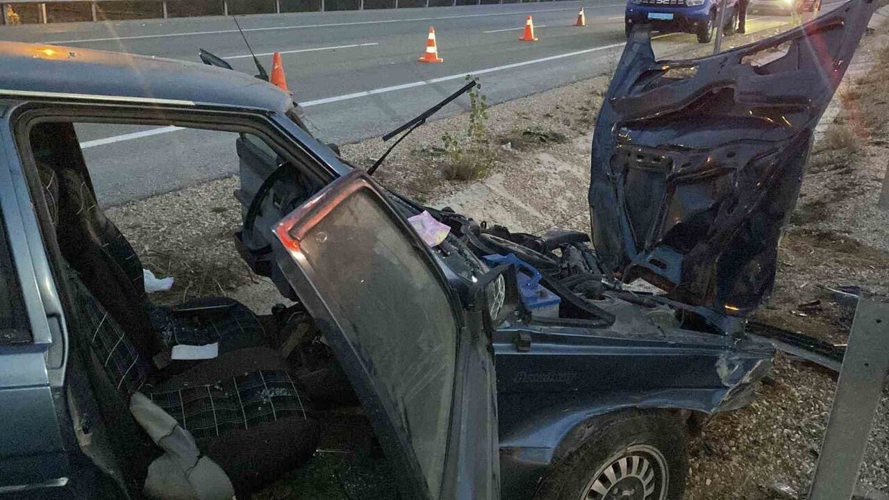 Çorum'da Otomobil Bariyere Çarptı: 2 Yaralı