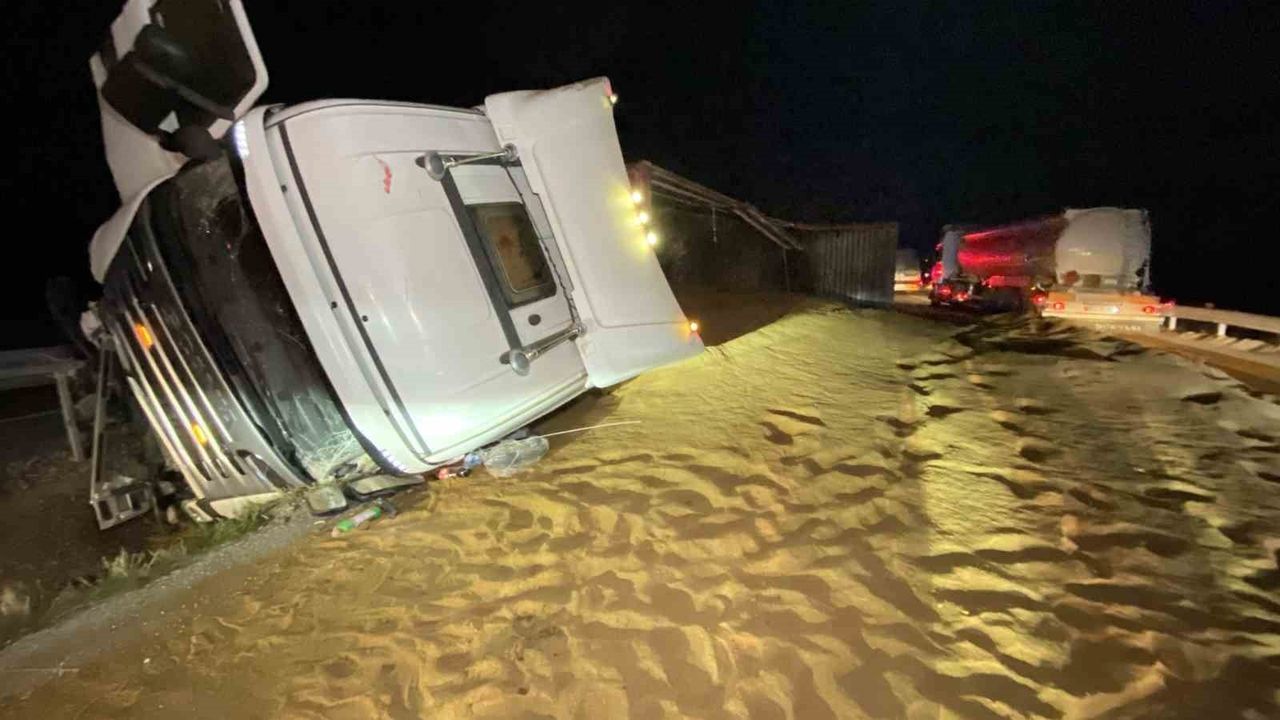 Çorum'da Tır Devrildi: Yola Yem Saçıldı, 2 Km Araç Kuyruğu