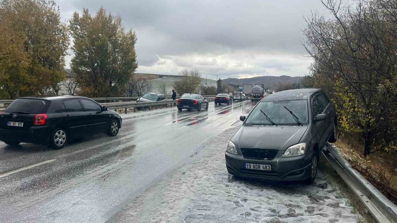 Çorum'da Yoğun Dolu Trafiği Vurdu: 10 Yaralı