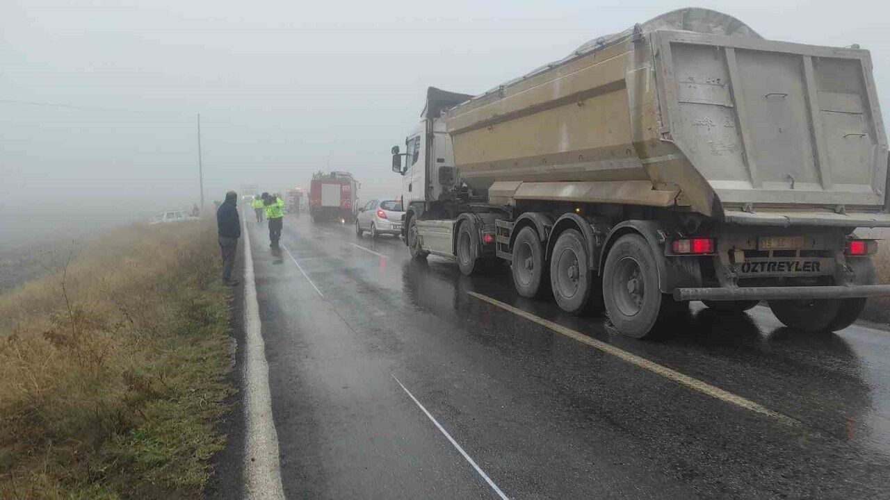 Çorum İskilip'te Yoğun Sis Zincirleme Kazaya Yol Açtı: 5 Yaralı