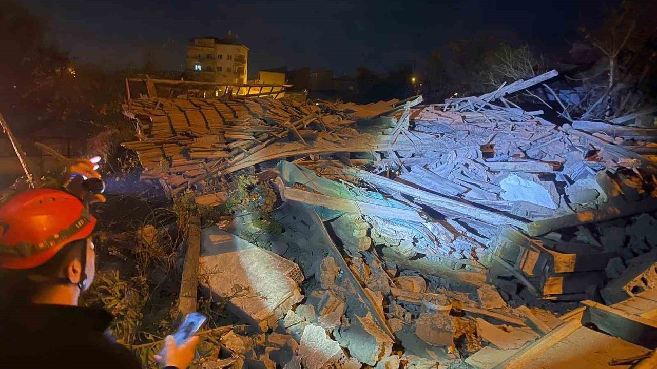 Çorum Sungurlu'da Metruk Ev Çöktü: AFAD Enkaz İncelemesinde Kimse Bulunmadı