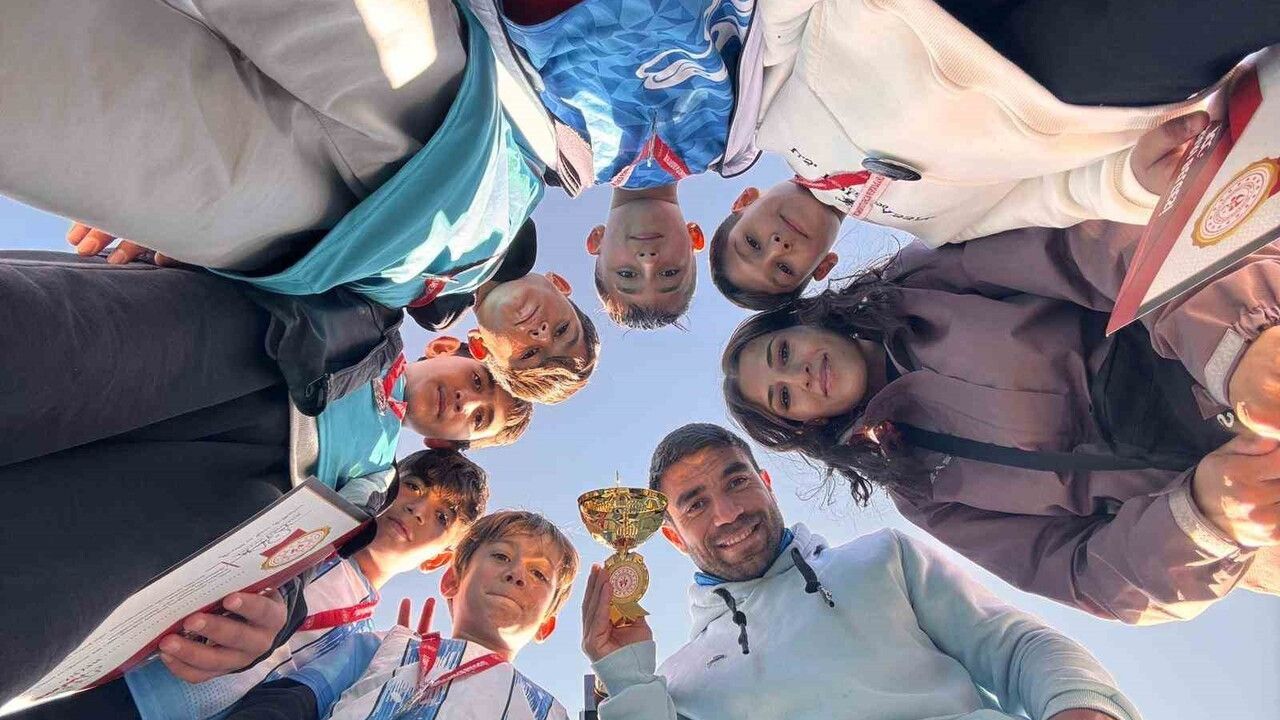 Cumhuriyet Ortaokulu'ndan Van'da Çifte Atletizm Başarısı