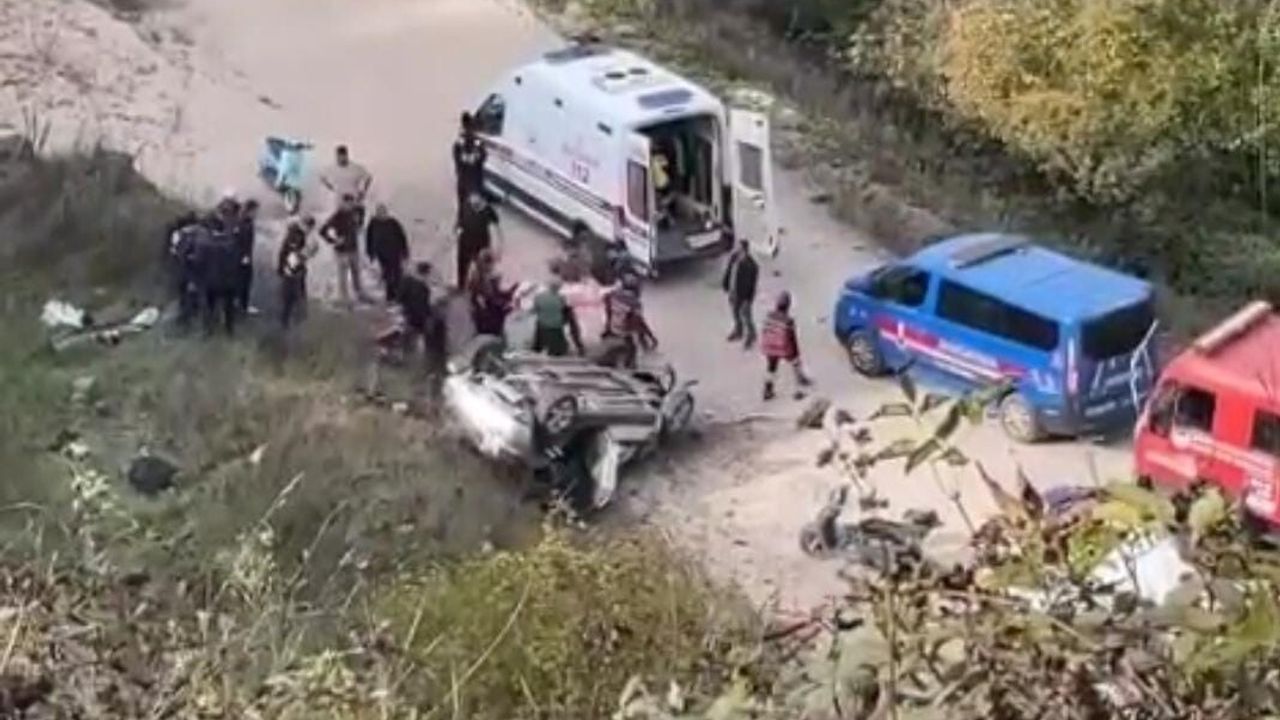 D-140'da Şarampole Uçan Araç: Akyazı'da Anne ve Oğlu Hayatını Kaybetti