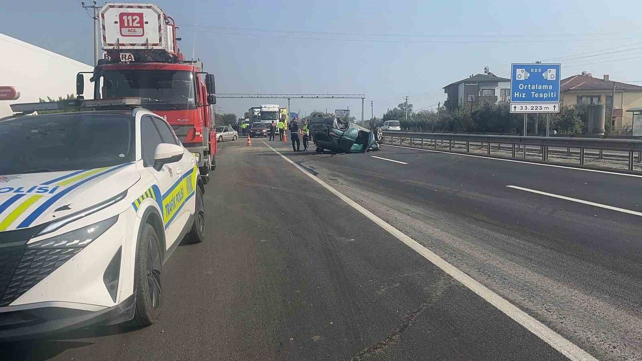 D-650’de Pamukova'da Otomobil Takla Attı: 2 Yaralı