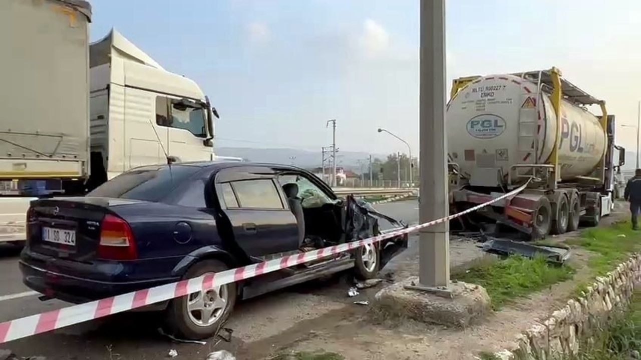 D-650 Pamukova'da kaza: Hurdaya dönen otomobildeki kadın hayatını kaybetti