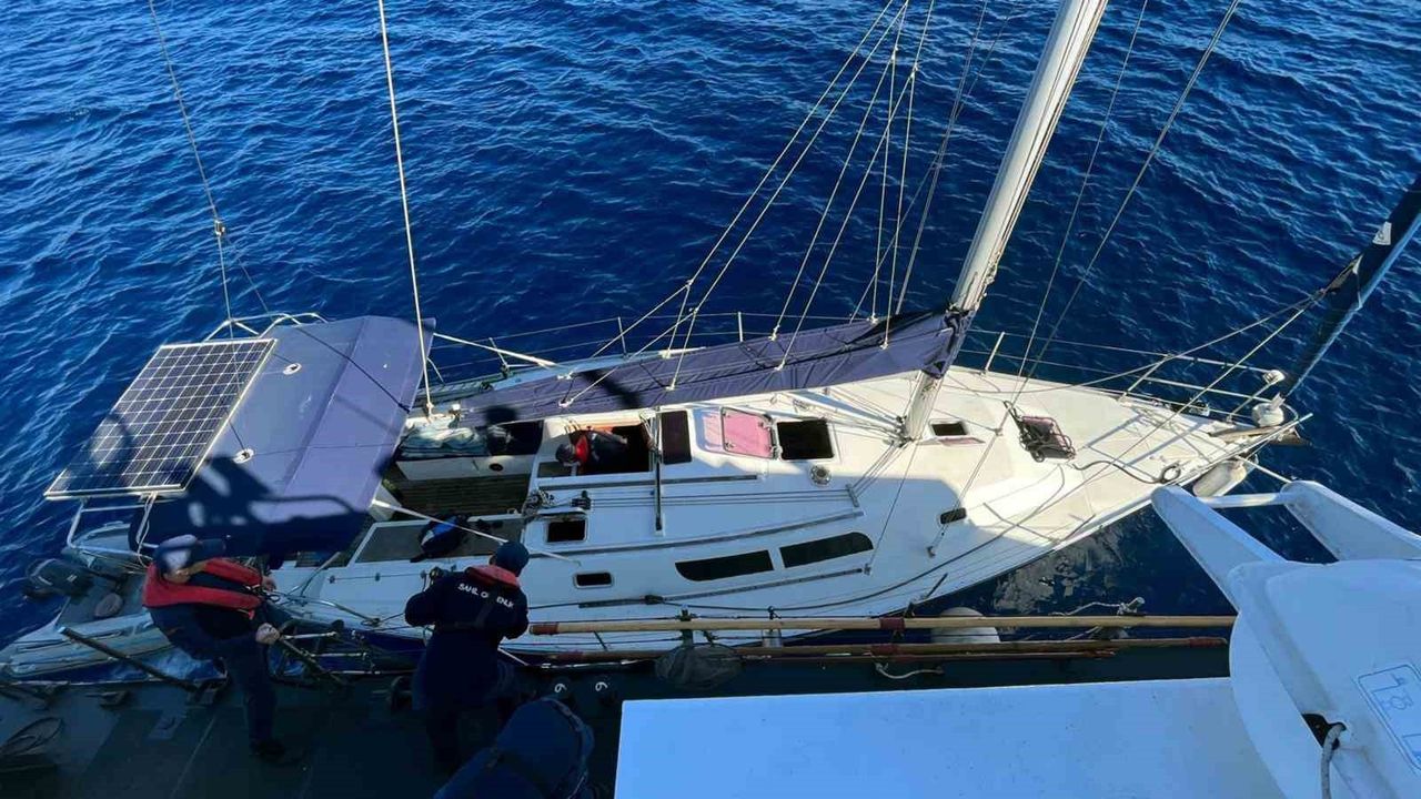 Datça açıklarında yelkenlide 22 düzensiz göçmen ve 1 kaçakçı yakalandı