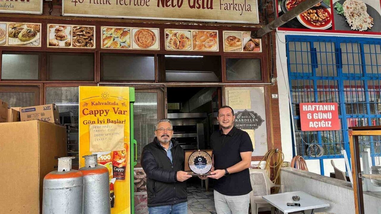 Datça Devlet Hastanesi'ne Hayırsever Esnaftan Kanepe Bağışı