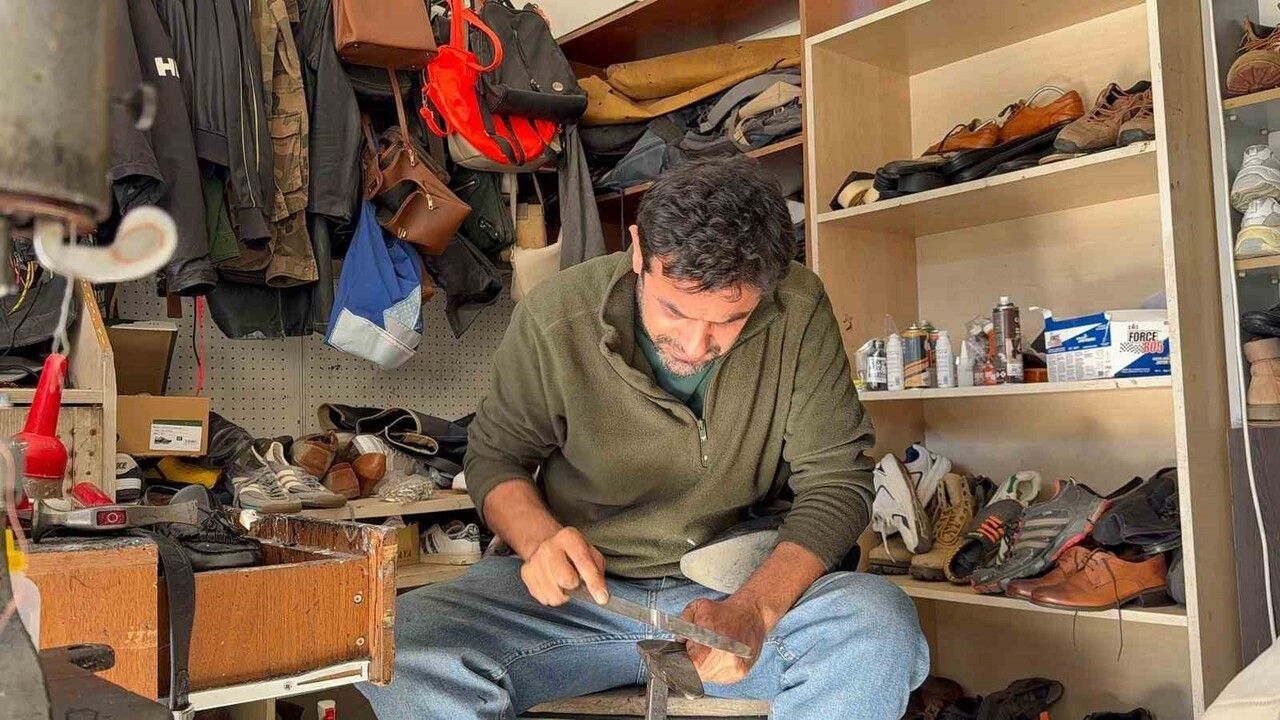 Datça'nın Tek Ayakkabı Tamircisi Rıdvan Arslan 26 Yıldır Hizmette