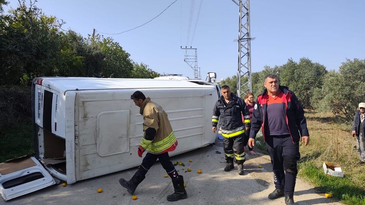 Defne'de Trafik Kazası: Minibüs Devrildi, 2 Yaralı