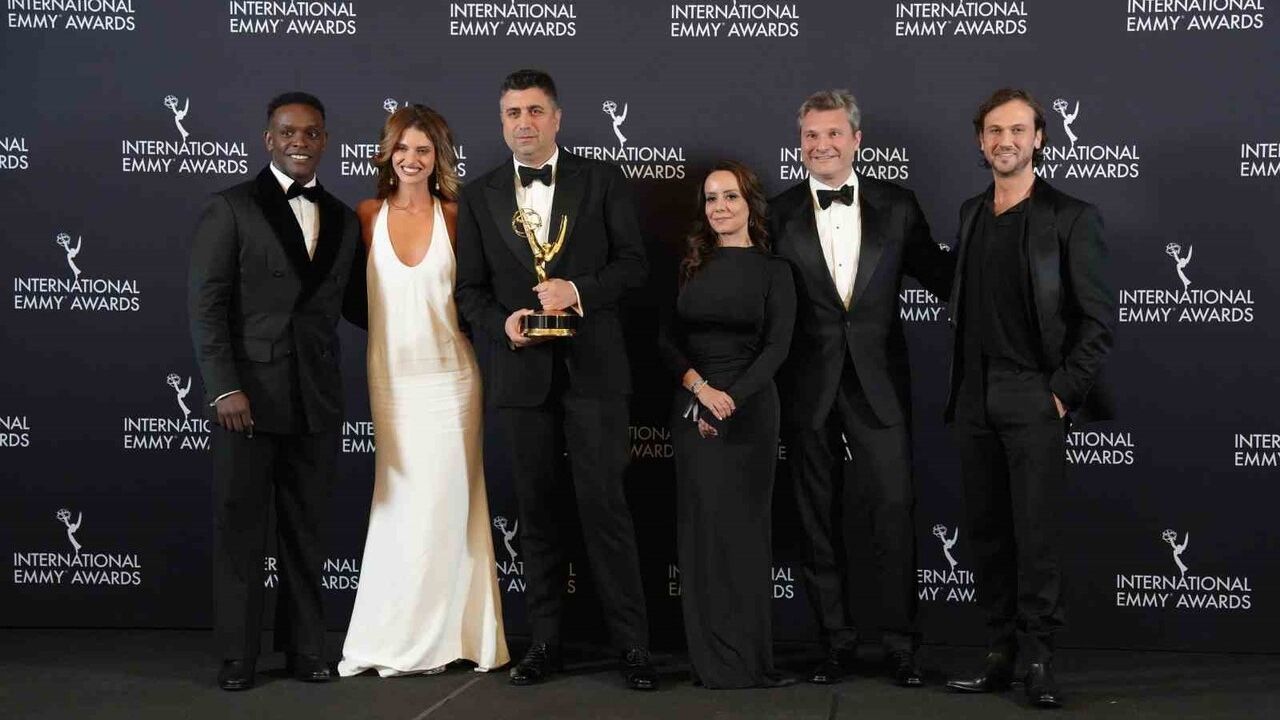 Deha, 53. Uluslararası Emmy'de 'En İyi Telenovela' Ödülünü Kazandı