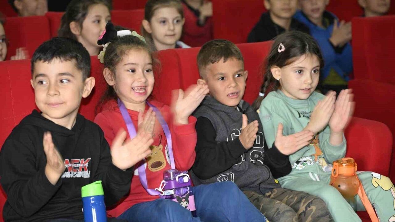 Demirci'de Gezen Sinema Tırı 4 Bin Öğrenciye Unutulmaz Sinema Keyfi