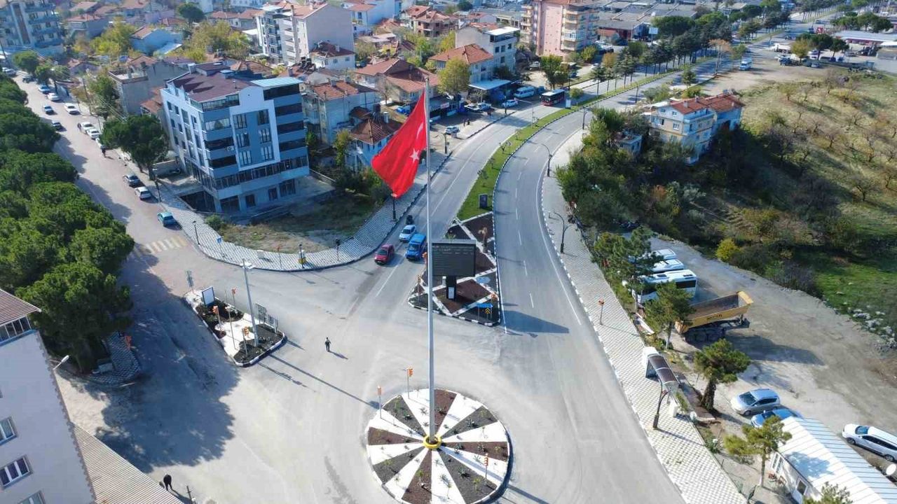 Demirci'de Karayolları 20 km'lik Sıcak Asfalt Çalışmasına Başladı