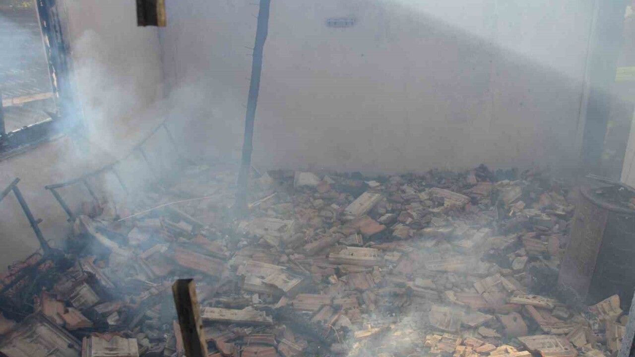 Demirci'de Yangın: Ev Kül Oldu, Büyükbaş Hayvanlar Kurtarıldı