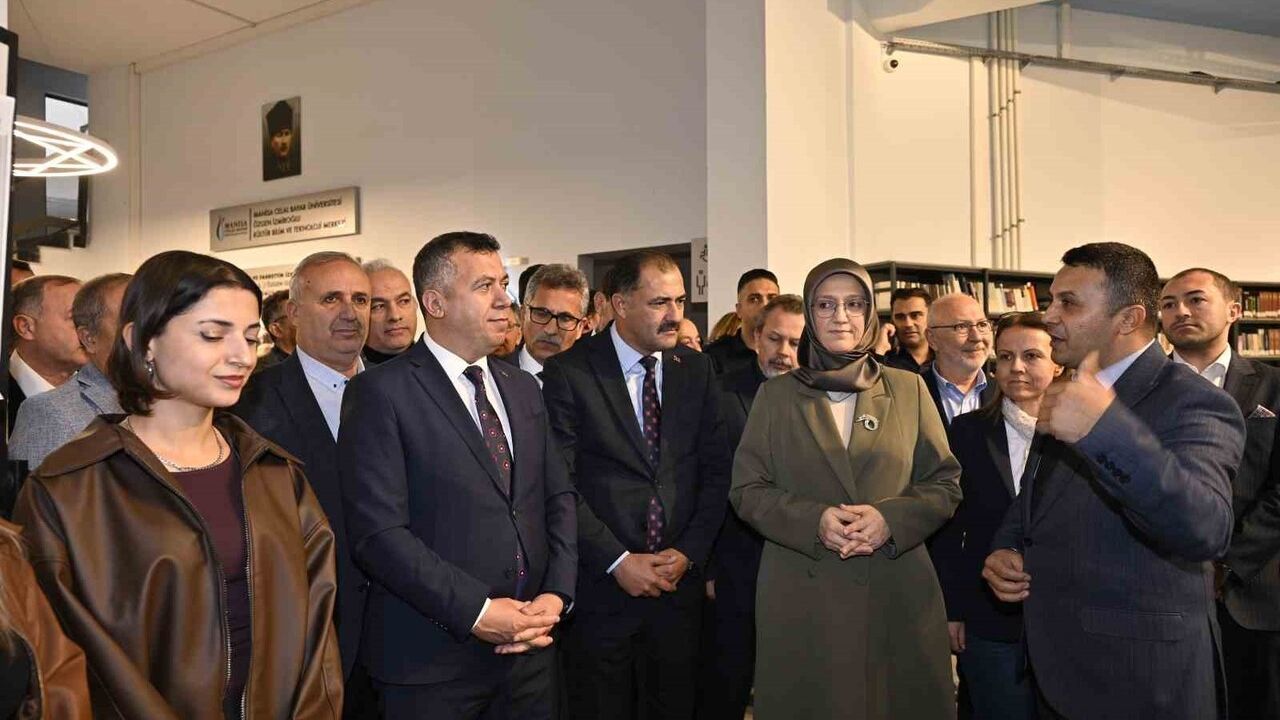 Demirci'ye Yeni Soluk: Özgen İzmiroğlu Kültür, Bilim ve Teknoloji Merkezi Açıldı