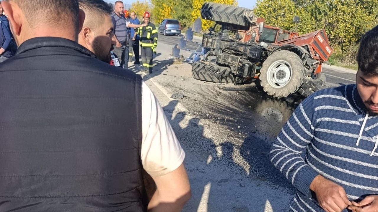 Denizli-Çivril'de Kaza: Traktör İkiye Bölündü, 2 Yaralı