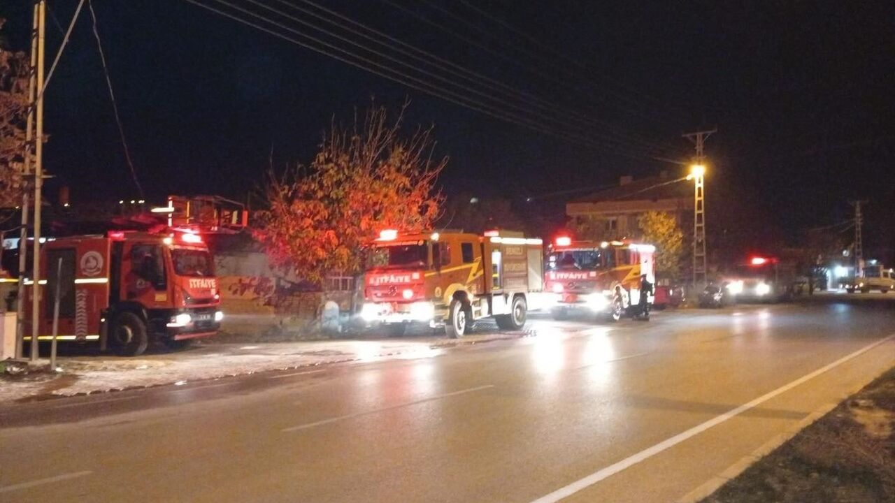 Denizli Çivril'de Tek Katlı Evde Yangın Korkuttu