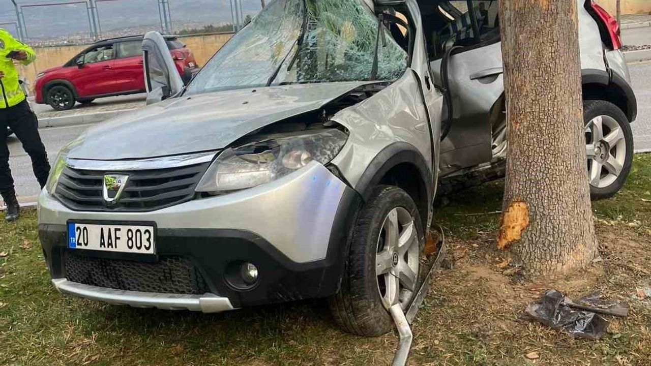 Denizli'de Ağaca Çarpan Otomobilde 21 Yaşındaki Sudenaz Sargın Hayatını Kaybetti