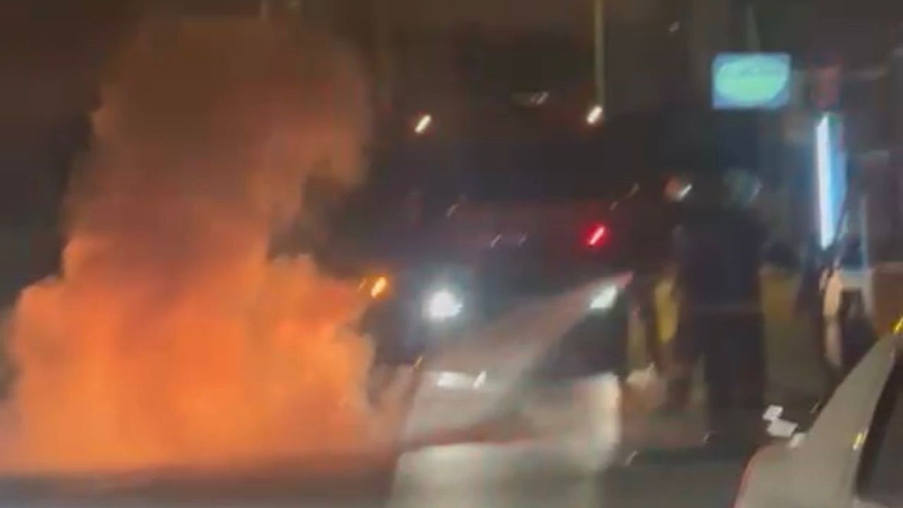 Denizli'de Arızalı Elektrikli Motosikleti Ateşe Verdi