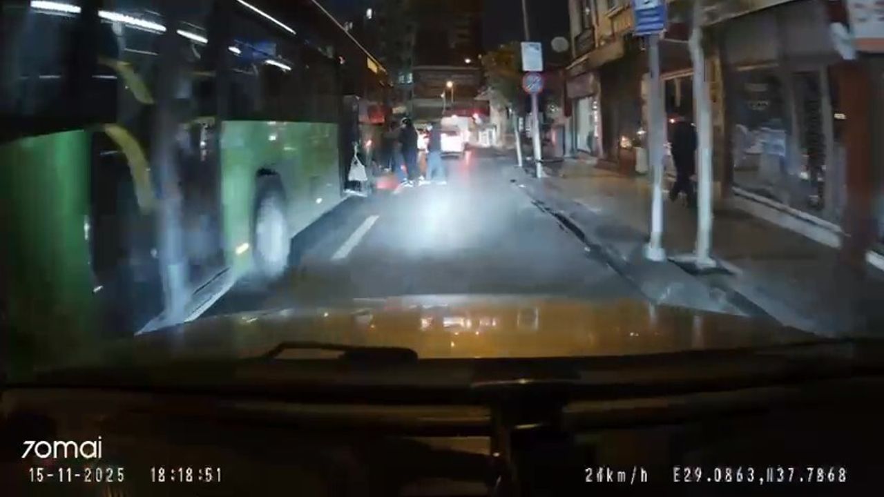 Denizli'de halk otobüsü durağa yanaşmadan yolcu indirip bindirdi; sürücünün dikkati kazayı önledi