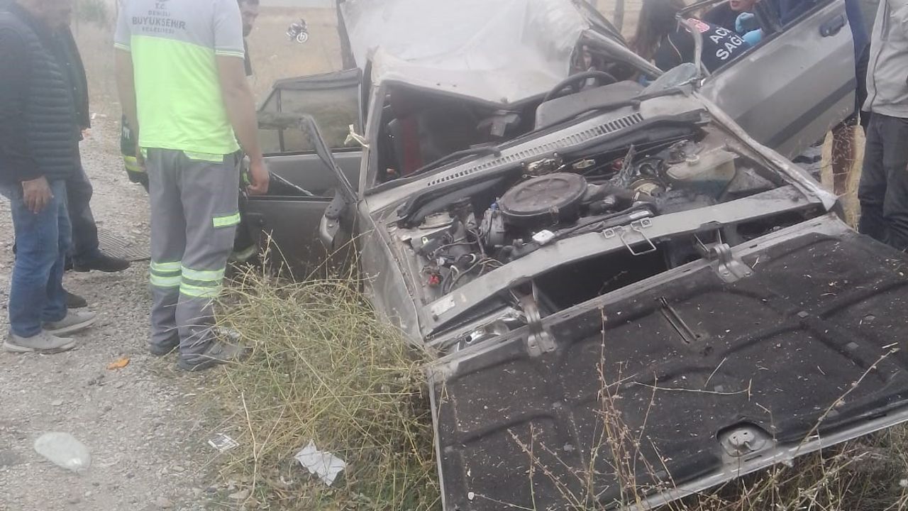 Denizli'de Hurdaya Dönen Otomobilden İtfaiye Kurtardı: Yaralı Sürücü Hastaneye Kaldırıldı