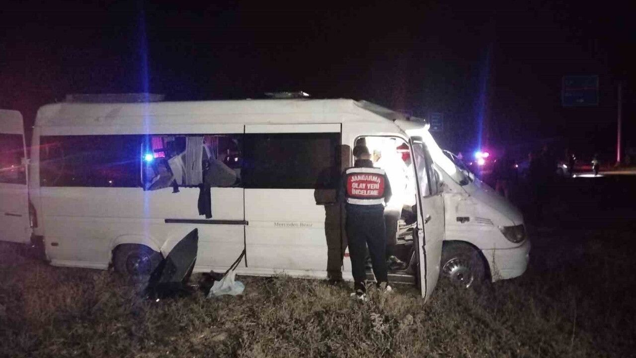 Denizli'de Minibüs ile Yolcu Otobüsü Çarpıştı: 1 Ölü, 13 Yaralı