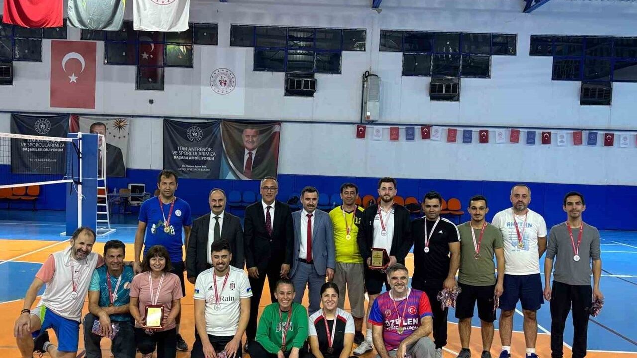 Denizli'de Öğretmenler Voleybol Maçıyla Dostluk Pekiştirdi