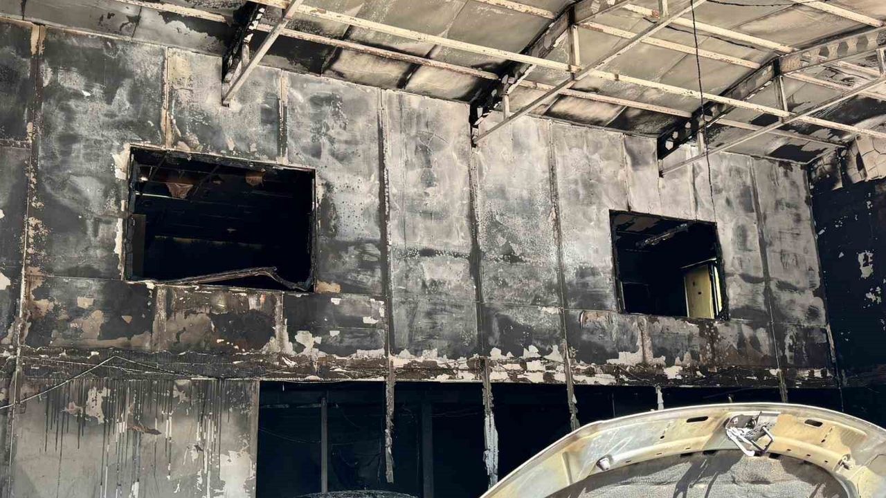 Denizli'de Oto Galeri Kundaklandı: 5 Araç Küle Döndü, Ortağın Cinayetle Tutuklanması İntikam Şüphesi Yarattı