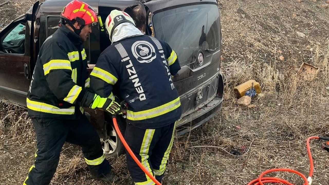 Denizli'de Otomobil Tarlaya Uçtu: 2 Yaralı, İtfaiye Kurtardı